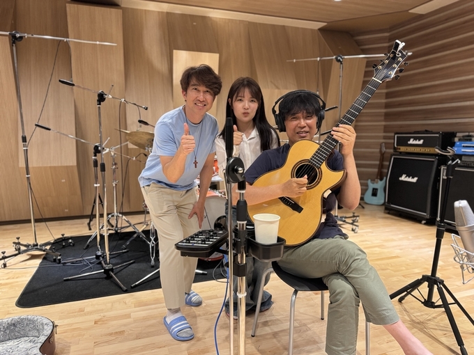 음반선정 뮤지션 레코딩세션에 참가한 (왼쪽부터)이승철밴드 건반 박지운씨, 뮤지션 김보리씨, 기타리스트 함춘호씨. ( 사진 = 인천음악창작소 제공 )