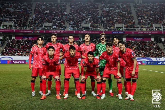 지난 25일 수원월드컵경기장서 열린 월드컵 3차 예선 8차전 요르단과의 경기서 선발로 나선 남자 대표팀 선수들의 모습. (사진=KFA 제공)