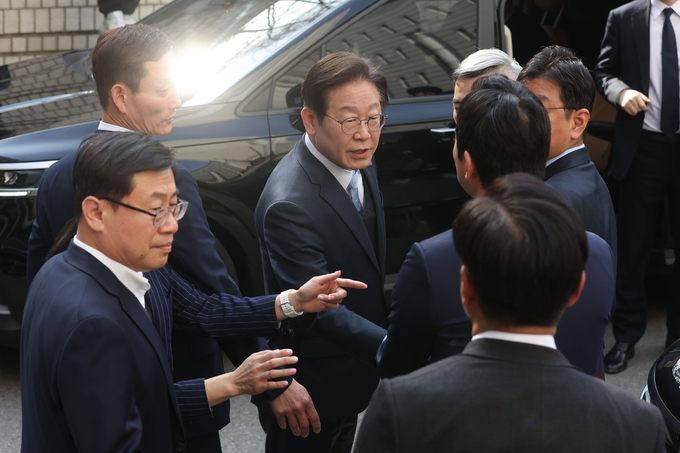 공직선거법상 허위사실공표 혐의로 기소된 이재명 더불어민주당 대표가 26일 오후 서울 서초구 서울고등법원에서 열린 항소심 선고공판에서 무죄를 선고 받은 뒤 법원을 나서고 있다. (사진=사진공동취재단 )