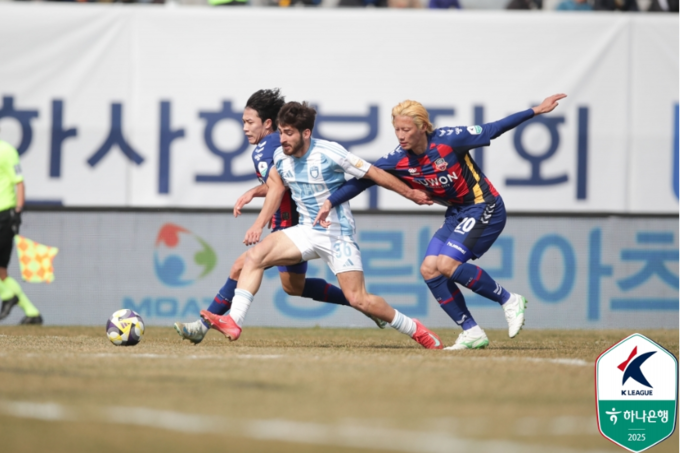 16일 수원종합운동장서 열린 2025 하나은행 K리그1 수원 FC와 울산 HD의 대결에서 수원 FC 이재원과 이지솔이 수비하고 있다. (사진=한국프로축구연맹 제공) 
