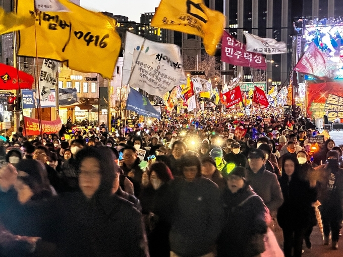 서울 광화문 일대에서 열린 윤석열 탄핵 찬성 집회 참가자들이 "민주주의는 승리한다"를 외치며 행진하고 있다. (사진=박희상 수습기자)