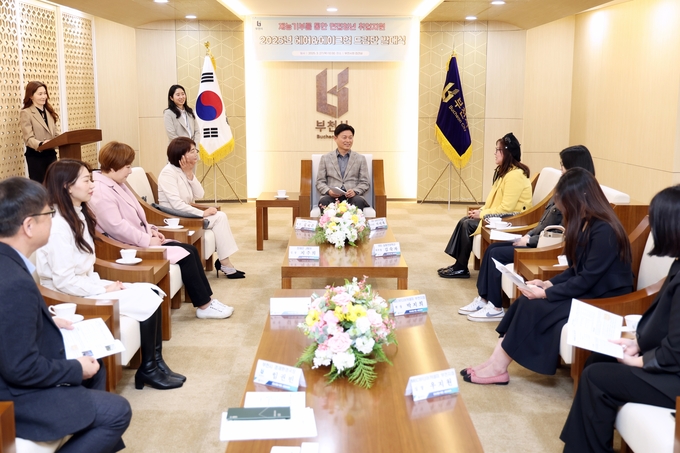 조용익 부천시장이 헤어메이크업 드림단과 담소를 나누고 있다. (사진=부천시 제공)