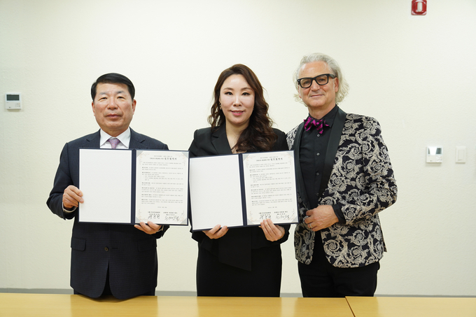 구리문화재단은 코레아 이블라 아트(대표 손정윤)와 구리시 문화교류를 위한 업무협약(MOU)를 체결했다.(사진=구리시 제공)