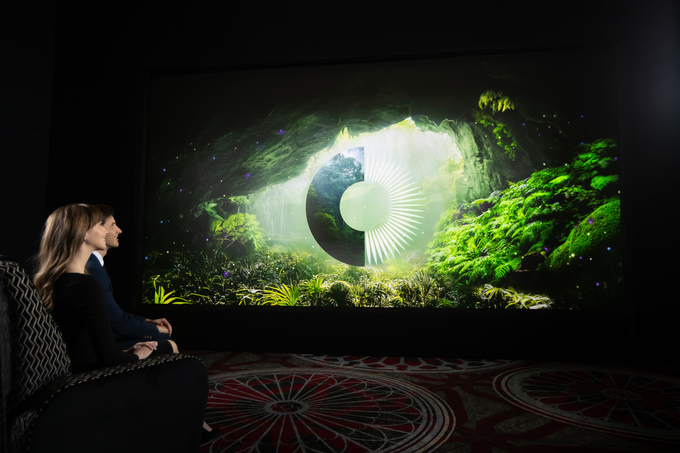  삼성전자 모델이 미국 라스베이거스에서 열리는 세계 최대 영화 산업 박람회 '시네마콘(CinemaCon) 2025'에서 시네마 LED 스크린 '오닉스(Onyx, 모델명: ICD)' 신제품을 소개하고 있다. (사진=삼성전자 제공)