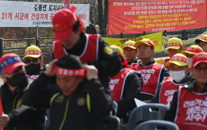 건설기계개별연명사업자협의회(건사협) 경기도회가 1일 오전 수원시 영통구 경기도청 청사 앞에서 김동연 경기도지사에 면담을 촉구하는 집회를 열고 있다.