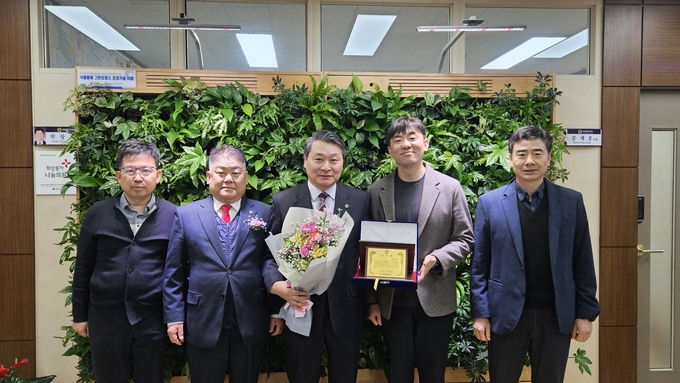 김유곤 산업경제위원장(국힘·서구3)이 남동구청 대강당에서 열린 ‘한국노총 인천지역본부 제64차 정기대의원대회’에서 감사패를 받고 기념사진을 촬영하고 있다. ( 사진 = 인천시의회 제공 )
