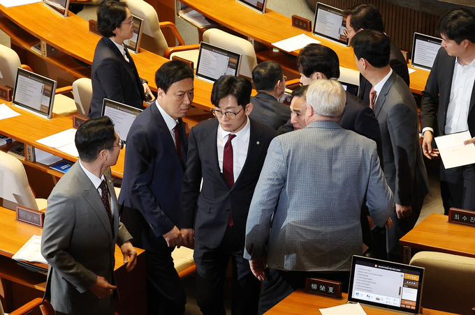 박충권 국민의힘 의원이 2일 국회 본회의에서 헌법재판관 마은혁 임명 촉구 결의안 투표에 앞서 열린 토론 중 공산주의자라는 발언으로 더불어민주당의 항의가 빗발치자 동료 의원들과 회의장을 나가고 있다. (사진=연합뉴스) 