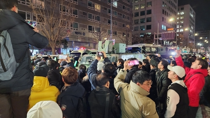  지난해 12월 4일 윤석열 대통령의 비상계엄령 선포로 배치된 군용차량이 현장을 빠져나가려 하자 시민들이 막아서고 비판을 쏟아낸 모습. (사진=박진석 기자)