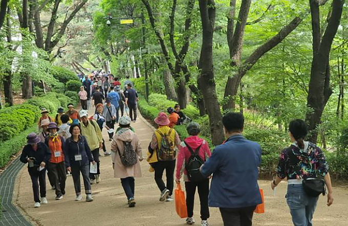 지난해 4월 성남 수진공원에서 열린 한마음 치매 극복 걷기 행사에 참여 중인 시민들. (사진=성남시 제공)