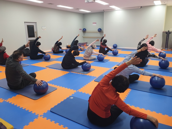 어르신들의 운동 교실 참여 모습. (사진=부천시 제공)