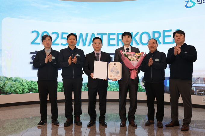 일산 킨텍스에서 열린 ‘2025 국제물산업박람회’에서 김성훈 인천환경공단 이사장과 직원들이 환경부장관상 수상 후 기념촬영하고 있다. ( 사진 = 인천환경공단 제공 )