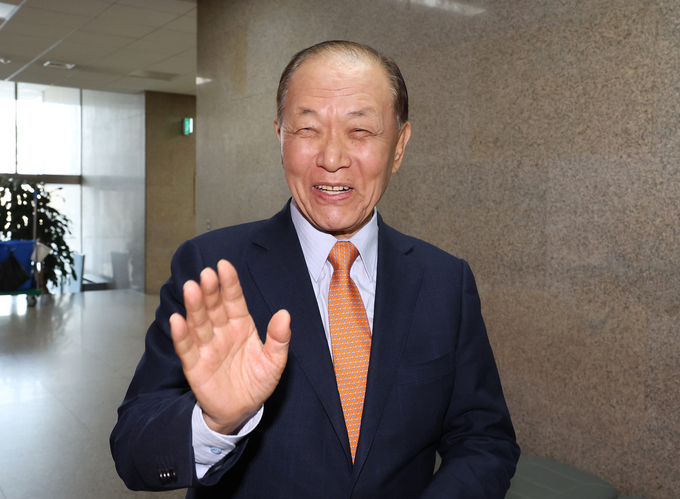 국민의힘 대선 경선을 관리할 선거관리위원장에 선임된 황우여 전 비상대책위원장이 지난 7일 국회 국민의힘 회의실로 들어가고 있다. (사진=연합뉴스)