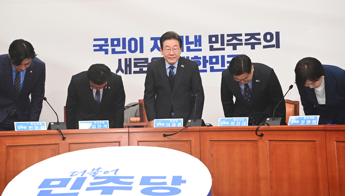 이재명 더불어민주당 대표 등 최고위원들이 9일 오전 서울 국회 민주당 대표회의실에서 열린 최고위원회의에서 인사를 하고 있다. 