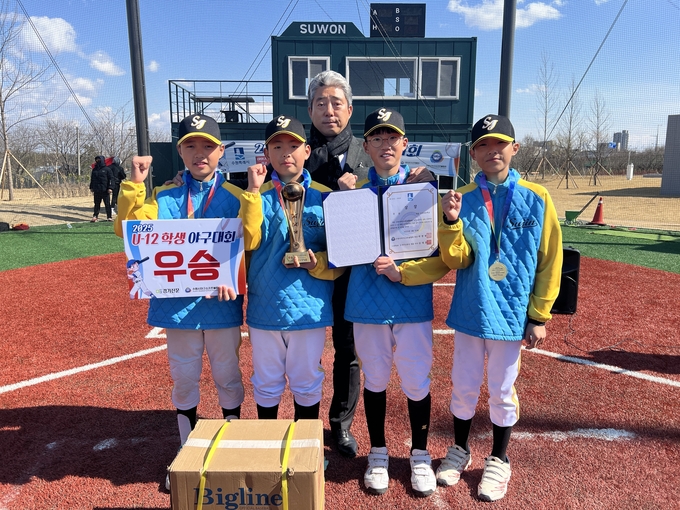 '2025 U-12 학생 야구대회'에서 우승을 차지한 성남 수진초등학교 야구부 선수들과 곽영붕 수원시야구소프트볼협회장이 기념촬영을 하고 있다. (사진=장진 기자)
