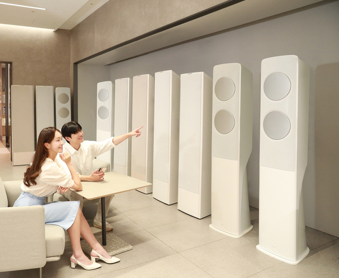 삼성전자 모델이 2025년형 가정용 AI 에어컨 라인업을 소개하고 있다. (사진=삼성전자 제공)