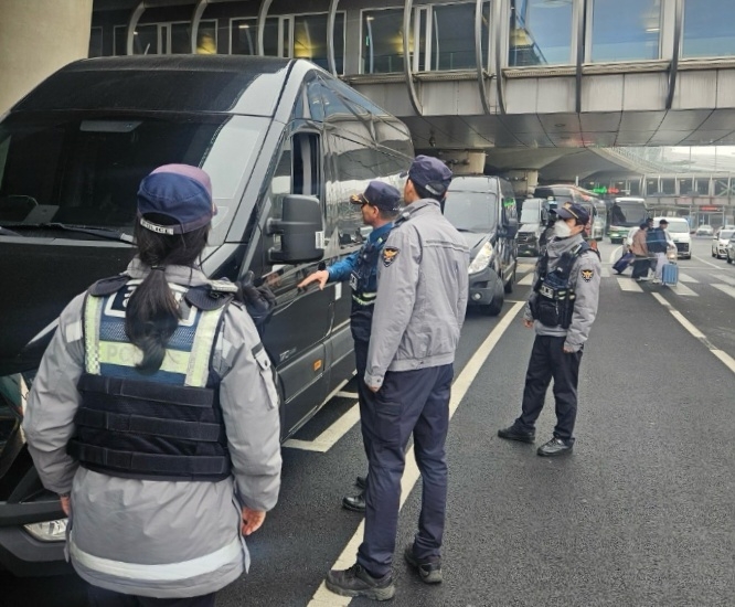 인천경찰이 인천국제공항에서 행해지는 무등록 유상운송행위에 대한 단속을 실시하고 있다. ( 사진 = 인천경찰청 제공 )