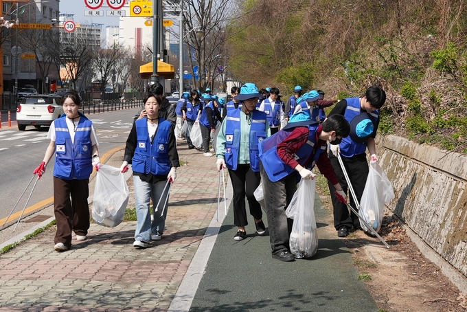 11일 한세대학교 백인자 총장과 학생, 교직원들이 학교 주변 및 오봉산 일대에서 환경정화 봉사활동을 펼쳤다. 특히 이번 활동에는 외국인 유학생도 함께 참여했다. (사진=한세대 제공) 