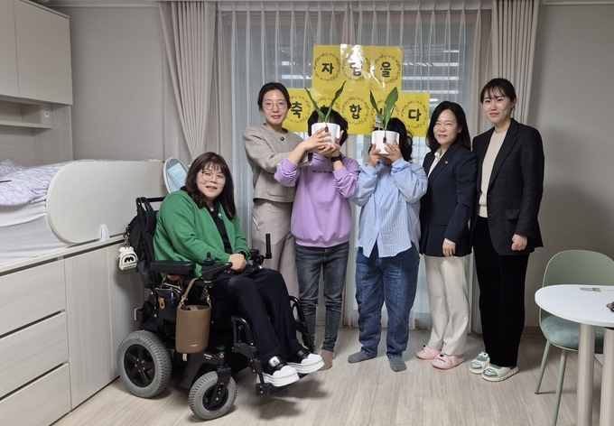 오산시의회 의원들이 발달여성장애인 자립 축하식에 격려 참석했다. (사진=오산시의회 제공)