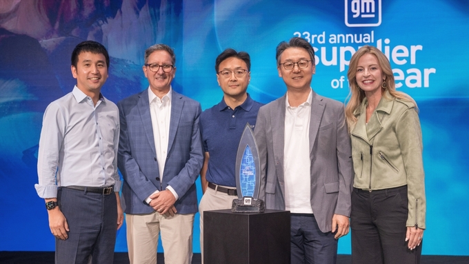 LG전자가 글로벌 자동차 제조사 GM의 '올해의 공급사'로 선정됐다. 사진은 미국 애리조나주(州)에서 열린 '제33회 올해의 공급사 시상식'에서 LG전자 VS사업본부장 은석현 부사장(왼쪽에서 네번째)과 VS북미법인장 오해진 상무(왼쪽에서 세 번째) 등이 GM의 크리스틴 토스 전장부품·소프트웨어·커넥티비티 구매 총괄(왼쪽에서 다섯 번째)과 기념사진을 찍고 있는 모습. (사진=LG전자 제공)