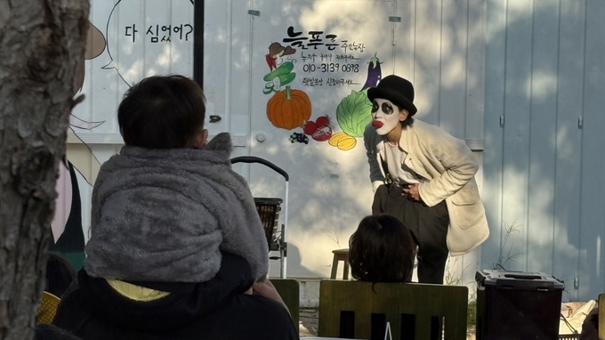 고양문화재단이 시민들의 이야기와 사연을 받아 고연을 배달하는 버스킹을 운영하고 있는 가운데 사진은 지난해 늘푸른 주말농장에서 열린 버스킹 공연와락. (사진=고양문화재단 제공)