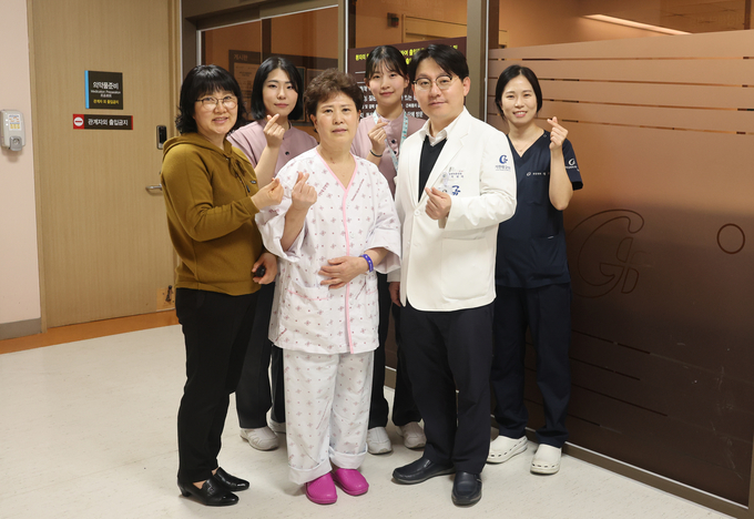 가천대 길병원 닥터카로 생명을 구한 신모 씨(가운데)와 이길재 교수(오른쪽 아래) 등 의료진들이 기념촬영하고 있다. ( 사진 = 가천대 길병원 제공 ) 