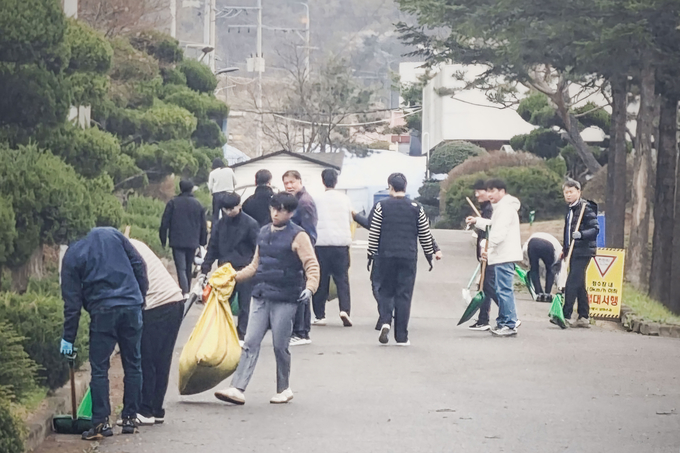 직원들이 청계정수장내 시설에 대한 봄맞이 대청소 실시하고 있다. (사진=의왕시 제공)