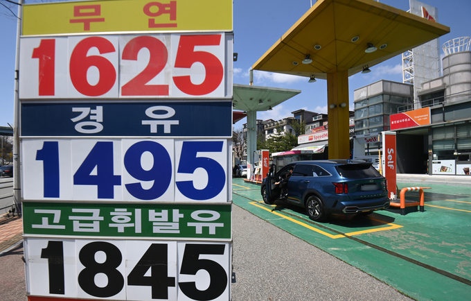 전국 주유소 휘발유와 경유 주간 평균 판매 가격이 9주 연속 동반 하락했다. 한국석유공사 유가정보시스템 오피넷에 따르면 4월 둘째 주 휘발유 평균가격이 전주보다 6.5원 내린 리터당 1천658.6원, 경유는 6.9원 내린 1천524.7원을 기록했다. 사진은 15일 용인시 일대 주유소에 유가정보가 게시돼 있다.