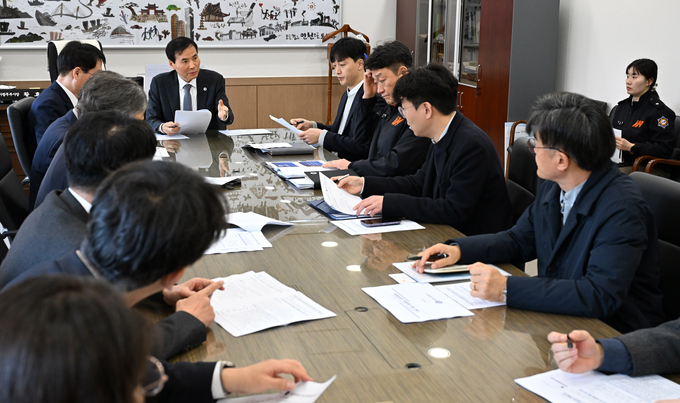 15일 오전 인천시청 정무부시장 집무실에서 황효진 글로벌정무부시장과 유관기관 관계자들이 교통·안전 점검 논의를 진행하고 있다. ( 사진 = 인천시 제공 )