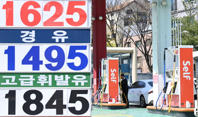 전국 주유소 휘발유와 경유 주간 평균 판매 가격이 9주 연속 동반 하락했다. 한국석유공사 유가정보시스템 오피넷에 따르면 4월 둘째 주 휘발유 평균가격이 전주보다 6.5원 내린 리터당 1658.6원, 경유는 6.9원 내린 1524.7원을 기록했다. 사진은 15일 용인시 일대 주유소에 유가정보가 게시돼 있다. (사진=옥지훈 기자)