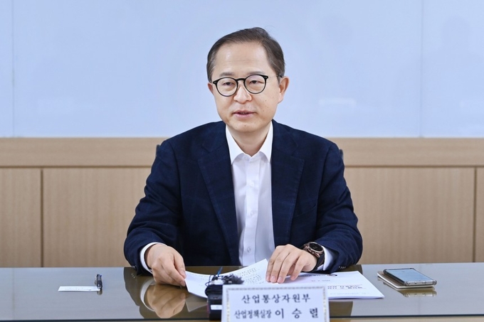 이승렬 산업통상자원부 산업정책실장이 최근 서울 종로구 한국생산성본부 회의실에서 반도체, 자동차, 철강 등 관련 협회 관계자들이 참석한 제2차 산업정책 민관협의회를 주재하고 있다. (사진=산업통상자원부 제공)