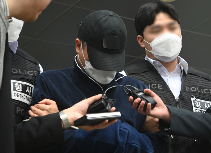 부모와 처자식 등 일가족 5명을 살해한 혐의로 구속영장이 청구된 50대 A씨가 17일 구속 전 피의자 심문(영장실질심사)에 출석하기 위해 용인동부경찰서 유치장에서 나오고 있다.