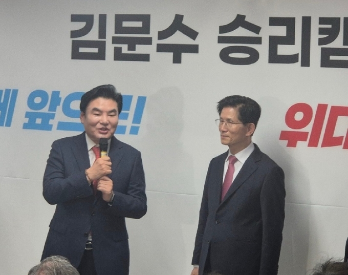 원유철 전 미래한국당 대표가 17일 김문수 국민의힘 대선 경선 후보 캠프 개소식에 참석해 축사를 하고 있다. (사진=김 후보 캠프 제공)