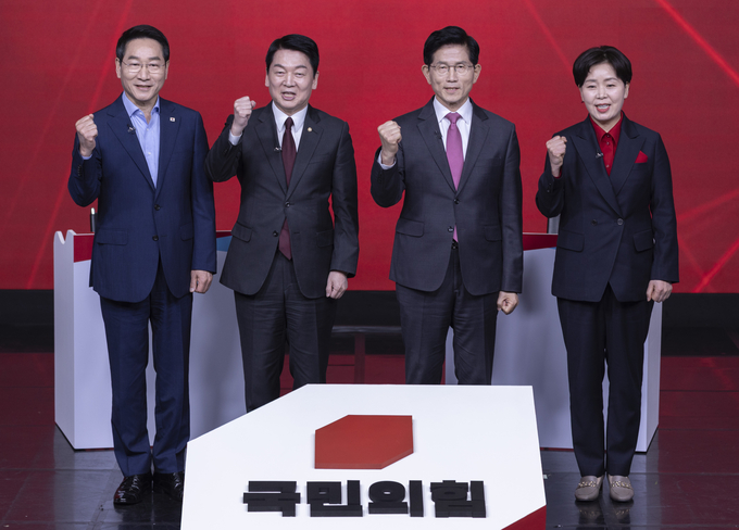 19일 서울 강서구 ASSA아트홀에서 열린 국민의힘 제21대 대통령 후보자 1차 경선 토론회에서 A조 후보들이 시작 전 기념 촬영을 하다 파이팅을 외치고 있다. 왼쪽부터 유정복, 안철수, 김문수, 양향자 후보 (사진=연합뉴스)