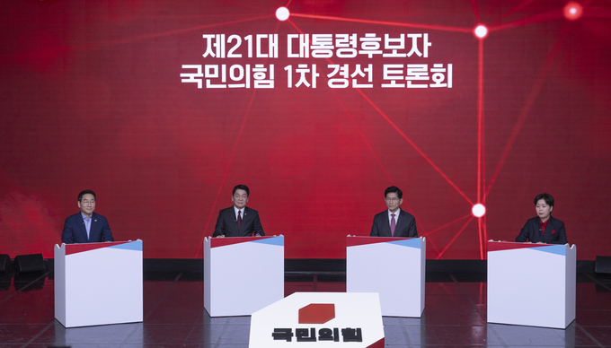 19일 서울 강서구 ASSA아트홀에서 열린 국민의힘 제21대 대통령 후보자 1차 경선 토론회에서 A조 후보들이 토론을 하고 있다. (사진=연합뉴스)