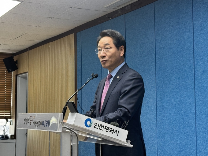 20일 유정복 시장이 인천시청 브리핑룸에서 기자회견을 열고 인천을 비롯한 수도권 시민들에게 지지를 호소하고 있다. ( 사진 = 박지현 기자 )