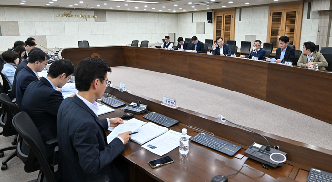 하병필 인천시 행정부시장이 21일 시청 영상회의실에서 열린 '2026년도 국비 확보를 위한 제3차 보고회'에서 실국별 핵심 국비사업 등을 보고받고 있다. ( 사진 = 인천시 제공 )