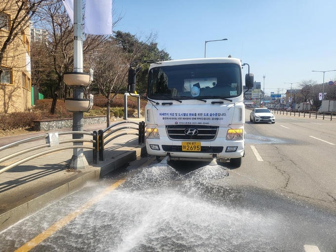 살수차가 도로에 살수를 하고 있다. (사진=구리시 제공)