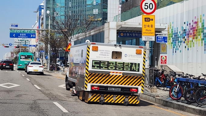  수원시가 GPR을 이용해 지반을 탐사하고 있다. (사진=수원시 제공)