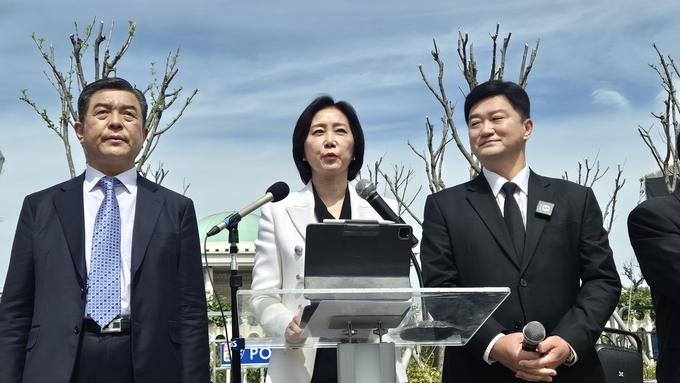 허은아 전 개혁신당 대표가 23일 서울 여의도 국회 정문 앞에서 탈당 기자회견을 열고 대선 출마를 공식화하고 있다. (사진=김한별 기자)
