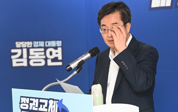 김동연 더불어민주당 대선 경선 후보가 23일 오후 서울 영등포구 여의도 선거 캠프에서 열린 '백팩 메고 TMI' 기자간담회에서 안경을 고쳐 쓰고 있다.