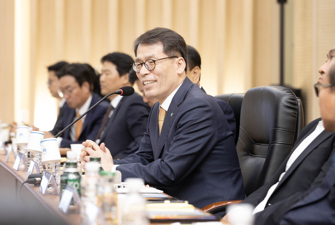 김성태 IBK기업은행장이 23일 안양과천상공회의소에서 열린 중소기업 현장 간담회에서 중소기업 대표들과 대화하고 있다. (사진=IBK기업은행 제공)