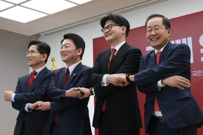 김문수(왼쪽부터), 안철수, 한동훈, 홍준표 국민의힘 대선 경선 후보가 23일 국민의힘 중앙당사에서 열린 2차 경선 토론회 미디어데이에서 포즈를 취하고 있다. (사진=연합뉴스)