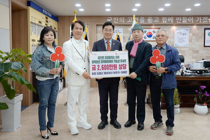 양평군은 23일 다나눔그룹에서 질병을 앓고 있는 관내 취약계층을 위해 2600만 원 상당의 '원적외선 기능성 리커버리웨어' 10세트를 기탁했다. (사진=양평군 제공)