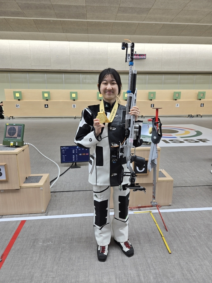 24일 경남 창원국제사격장에서 열린 제7회 창원시장배 전국사격대회 나흘째 여자고등부 공기소총에서 대회신기록을 작성하며 우승한 최예인(고양 주엽고)이 기념사진을 찍고 있다. (사진=주엽고 사격팀 제공) 