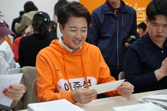 이준석 개혁신 대선 후보는 27일 서울 강남 선거사무소에서 ‘편지로 정치를 바꾸는 예비후보 홍보물 봉입 행사’를 통해 손편지 형식의 홍보물 10만 부를 발송했다. (사진=이 후보 캠프 제공)