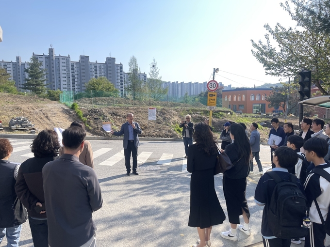 남양주 어람중학교 및 시립푸른들보듬이나눔이어린이집 앞 경사로 인한 위험 개선과 회차 문제 해결을 위해 현장을 방문한 김동영 도의원. (사진=김동영 도의원 제공)