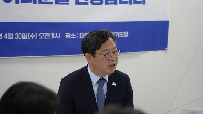 김승원(수원갑) 더불어민주당 경기도당 위원장이 30일 더불어민주당 경기도당사에서 열린 인터뷰에서 취재진의 질문에 답하고 있다. (사진=더불어민주당 경기도당 제공)