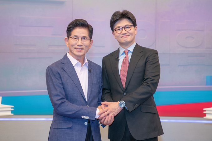 국민의힘 제21대 대통령선거 경선 결선투표에 진출한 김문수(왼쪽)·한동훈 후보가 30일 서울 중구 TV조선에서 TV토론에 앞서 포즈를 취하고 있다. (사진=연합뉴스)