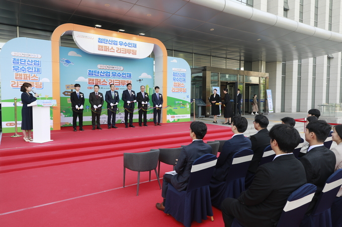 4월 30일 가천대학교 가천관 앞에서 열린 ‘2025 첨단산업 우수인재 캠퍼스 리쿠르팅’ 개막식에서 주요 내빈들이 테이프 커팅을 하고 있다. 이번 행사는 IBK기업은행, 한국산업기술진흥협회와 공동 주최로 진행됐으며, 25개 첨단기업이 참여해 가천대 학생들에게 실질적인 채용 기회를 제공했다. (사진=가천대학교 제공)