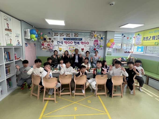가평군 청평면 지역사회보장협의체가 지난 4월 30일, 5월 어린이날을 맞아 아동돌봄기관을 대상으로 '간식 먹GO(고) 행복 먹GO'사업을 실시했다. (사진=청평면 행정복지센터 제공)